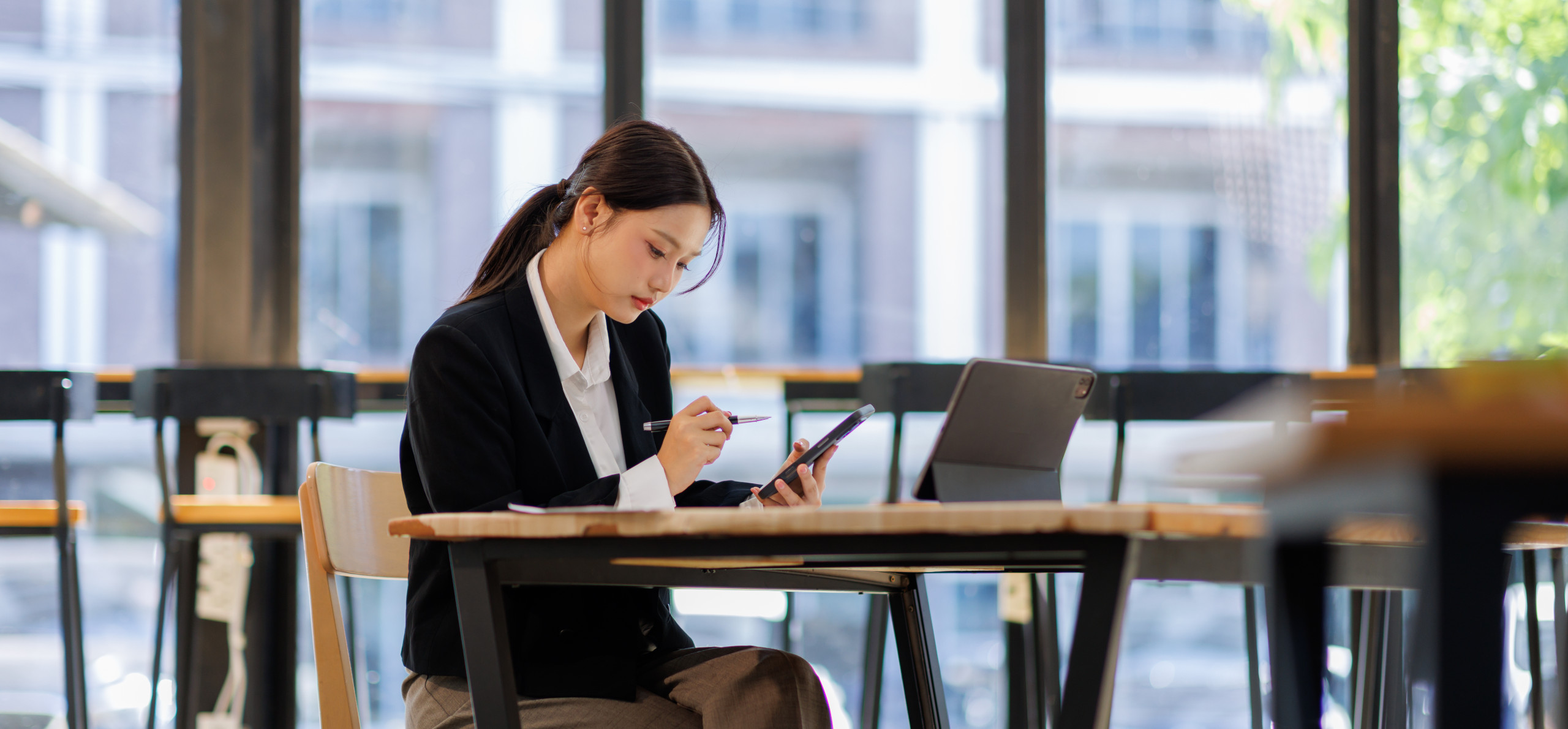 Businesswoman reviewing export and trade documents at her desk, illustrating exporter preparation for EFTA tariff preferences