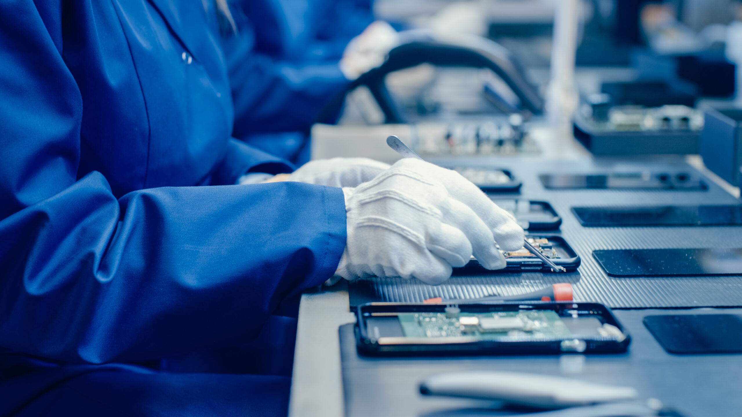 Electronics factory technician at work, representing Vietnam market entry for managed IT services and IT field support companies